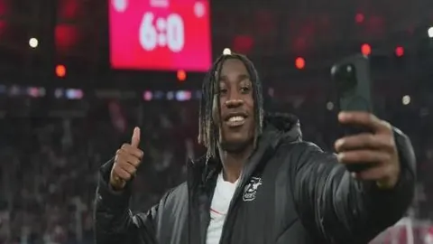 国足半场惊鸿却未能扭转战局，3-2 00：55纪录之夜